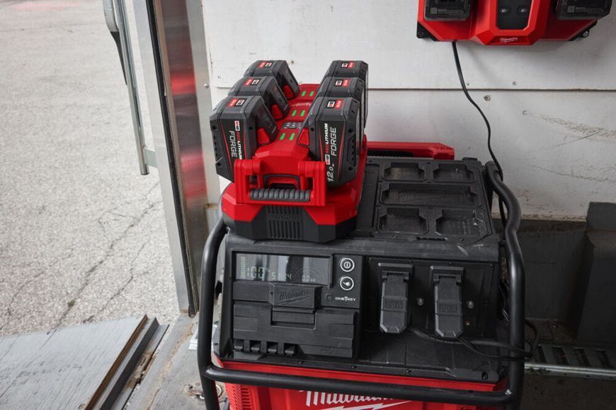 Зарядное устройство PACKOUT MILWAUKEE, M18 MPC6 EU (на 6 аккумуляторов) 4932498551 фото
