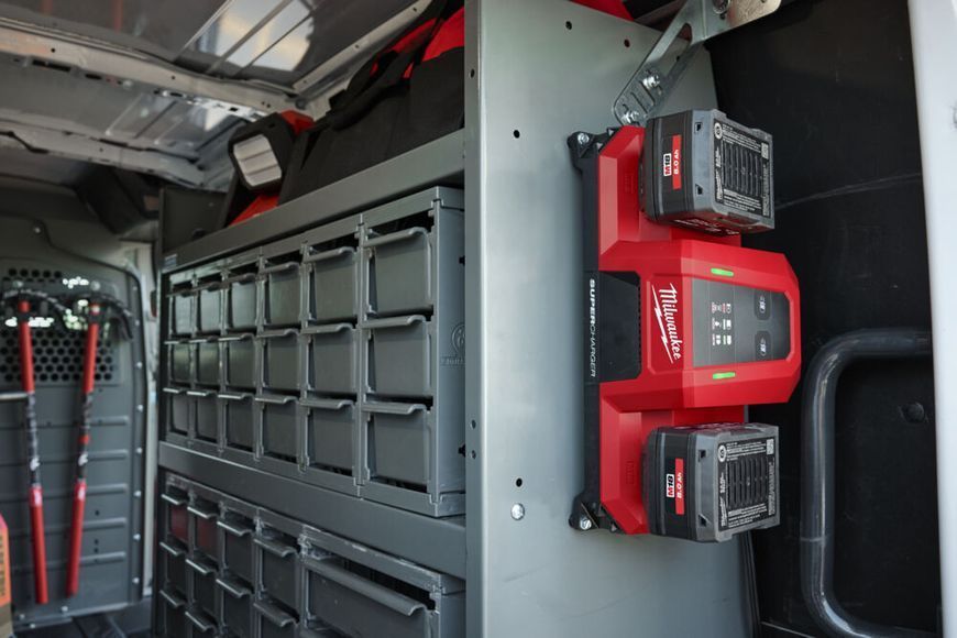 Зарядное устройство MILWAUKEE, M18 MDBSC DUAL SUPER CHARGER (на 2 аккумулятора) 4932498557 фото